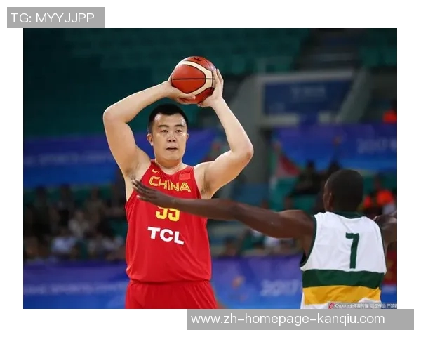 男篮蓝队迎战南非队全力争胜展现实力与团队合作精神